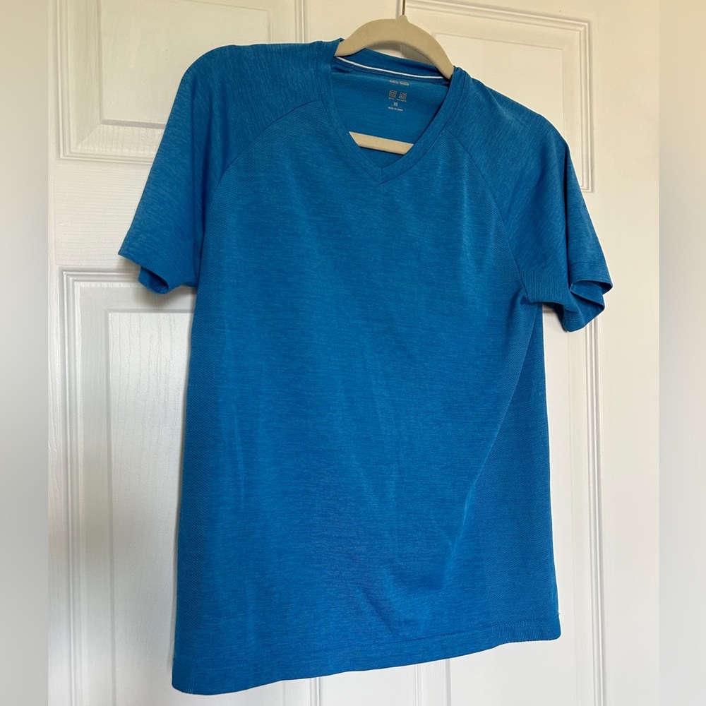 Uniqlo Men’s v-neck athletic workout t-shirt